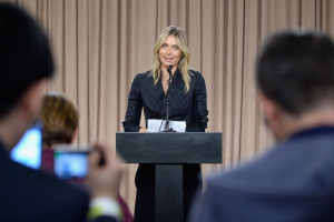 Maria Sharapova beichtet ihren Dopingfall den versammelten Journalisten