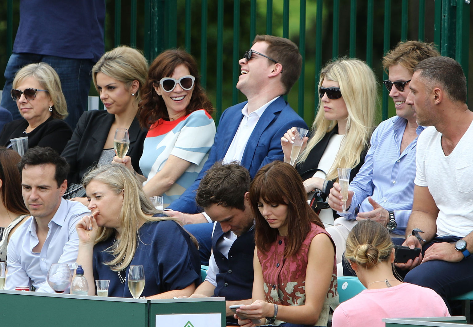 Andrew Scott, Anna Friel, Meredith Ostrom und Ophelia Lovibond am Centre Court des Stoke Parks.