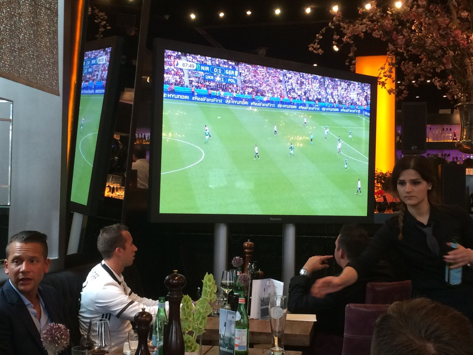 Philipp Kohlschreiber am Abend beim Spiel der deutschen Fußballnationalmannschaft gegen Nordirland (1:0) mit seinem Manager und Trainer Stephan Fehske (r.).