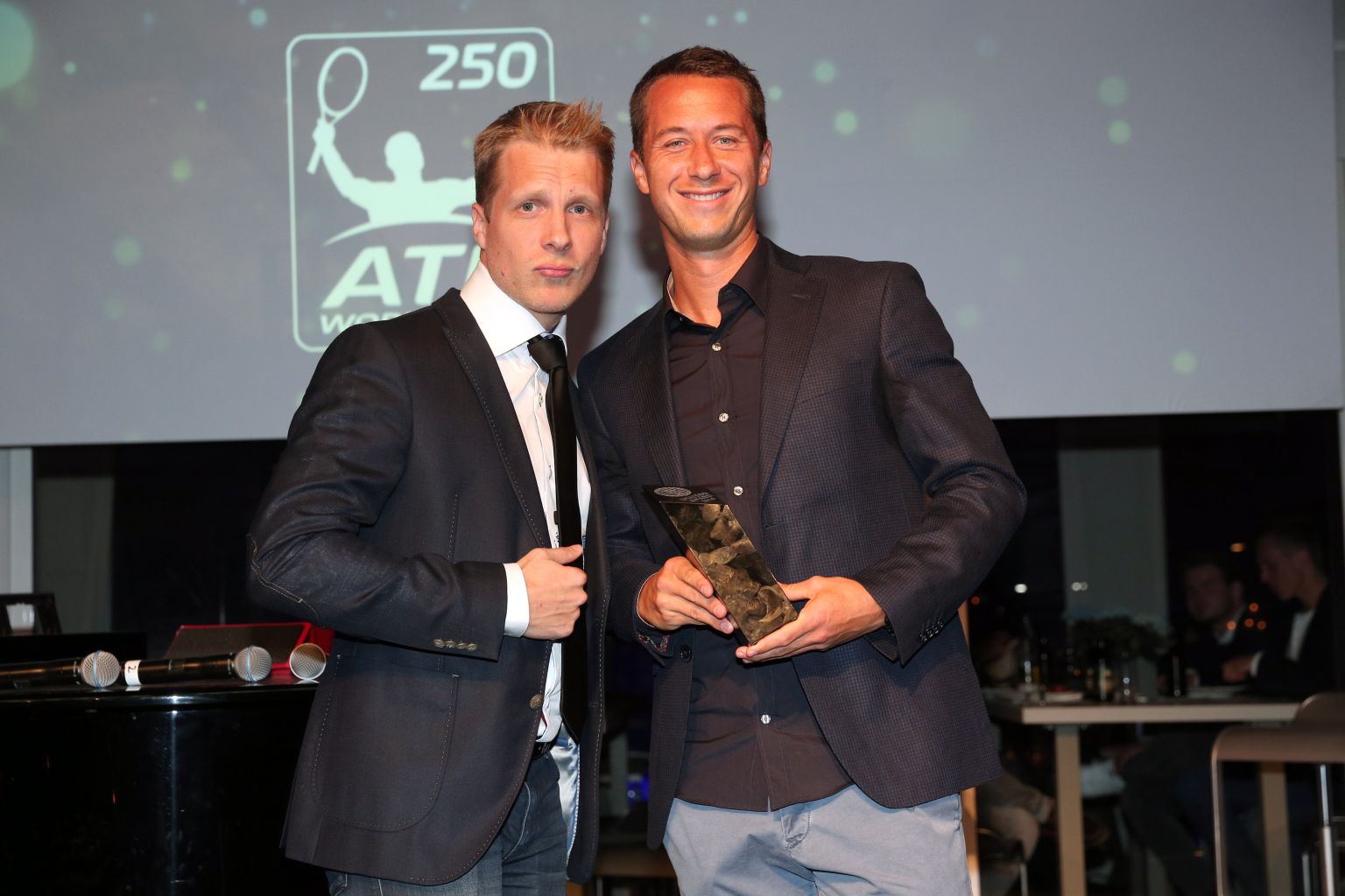 Philipp Kohlschreiber mit Oliver Pocher ,einem seiner Gegner bei der Golf-Challenge, bei der Players-Party im Rahmen der BMW-Open.