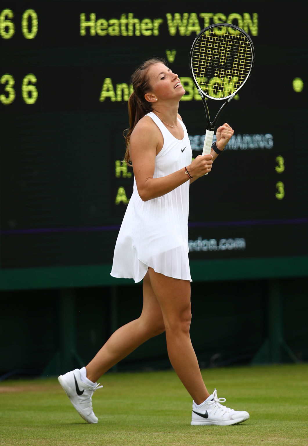 Annika Beck gewann ihr Auftaktspiel gegen die Lokalmatadorin Heather Watson mit 12:10 im dritten Satz.