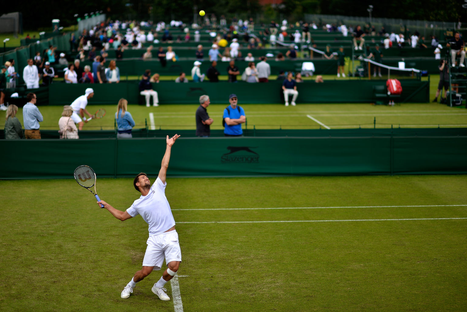 Wimbledon-Qualifikation in Roehampton. Gleichzeitig laufen die "Luxus-Events" im Stoke Park und in Hurlingham. In kaum einer Woche wird die Zweiklassengesellschaft im Tennissport so deutlich wie in der Woche vor Wimbledon.