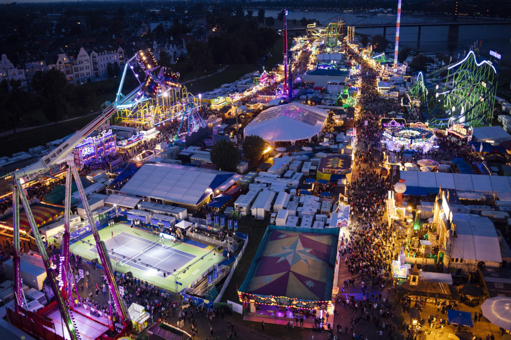 Mitten im Rummel: Tennis auf der Rheinkirmes in Düsseldorf