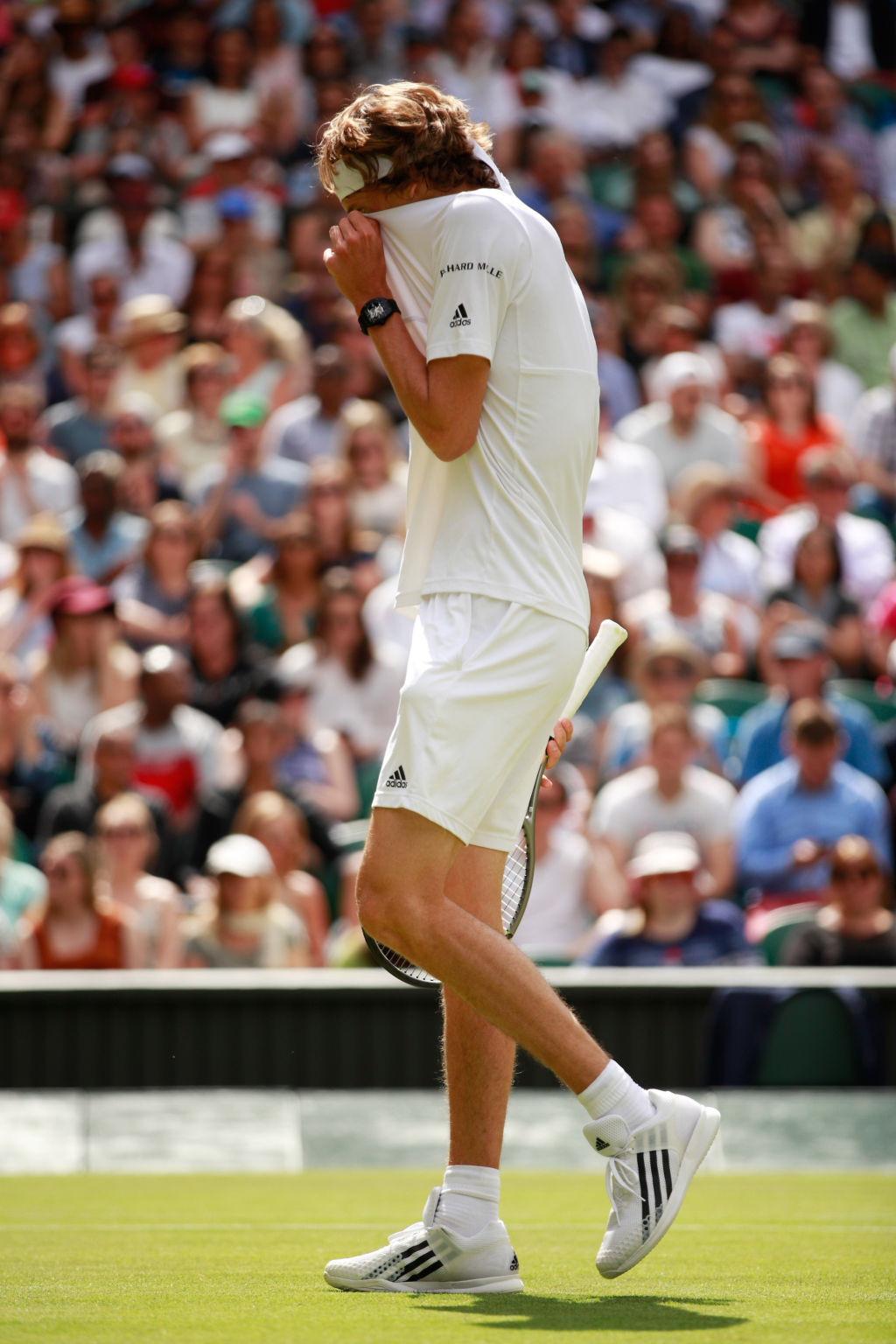 Alexander Zverev unterlag bei seinem ersten Spiel auf dem Centre Court von Wimbledon gegen Tomas Berdych.