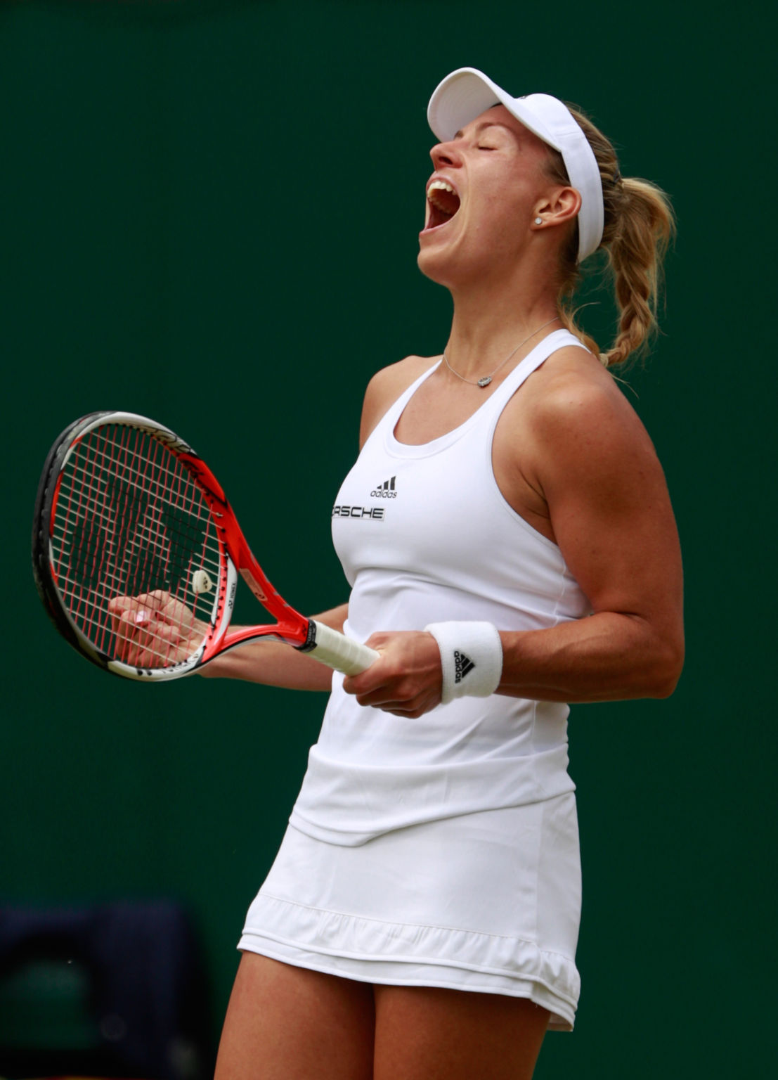 Angelique Kerber steht nach dem souveränen Achtelfinalerfolg gegen die Japanerin Misaki Doi zum dritten Mal im Viertelfinale von Wimbledon. Dort trifft sie auf die Siegerin der Partie Simona Halep gegen Madison Keys.