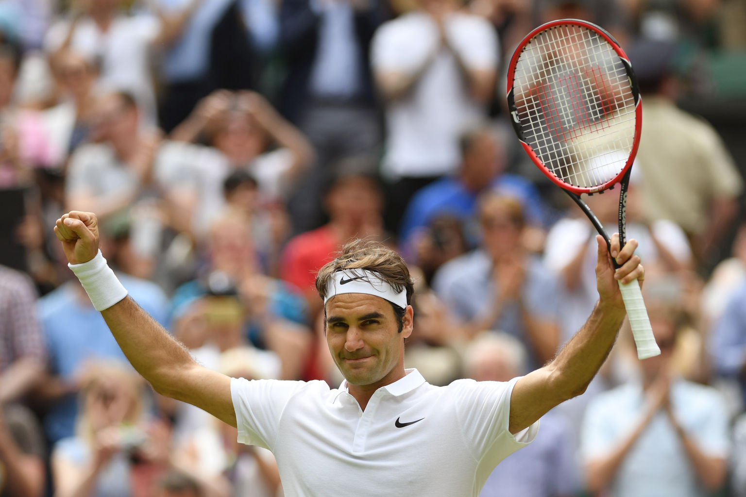 Roger Federer ist mit einem souveränen Sieg gegen den Amerikaner Steve Johnson ins Viertelfinale von Wimbledon eingezogen.