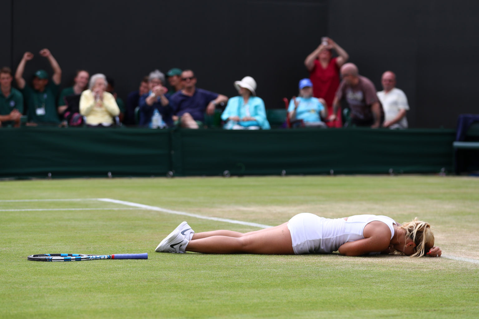 Am Boden: Aber erst nach ihrem überraschenden Sieg gegen die Polin Agnieszka Radwanska 