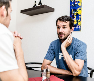 Philipp Petzschner (re.), hier im Gespräch mit tm-Redakteur Florian Vonholdt, schuftet an der Schüttler-Waske-Akademie für sein Comeback. Foto: Frank Molter