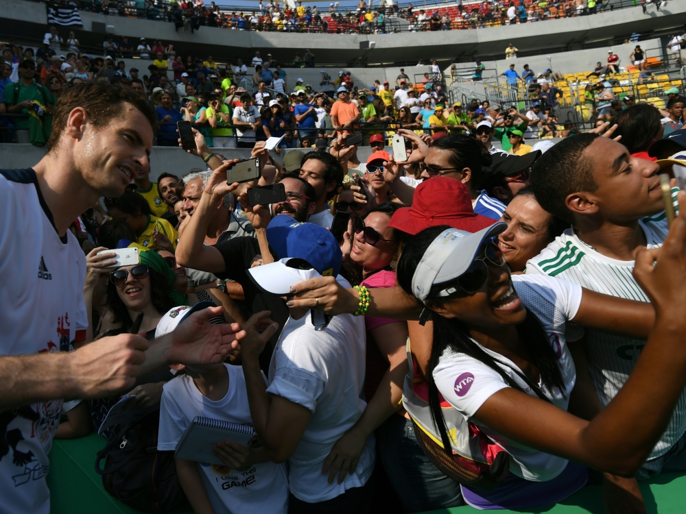 Junge folgt Murray über den Platz