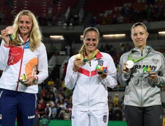 Kerber mit Medaille neben dem Bett