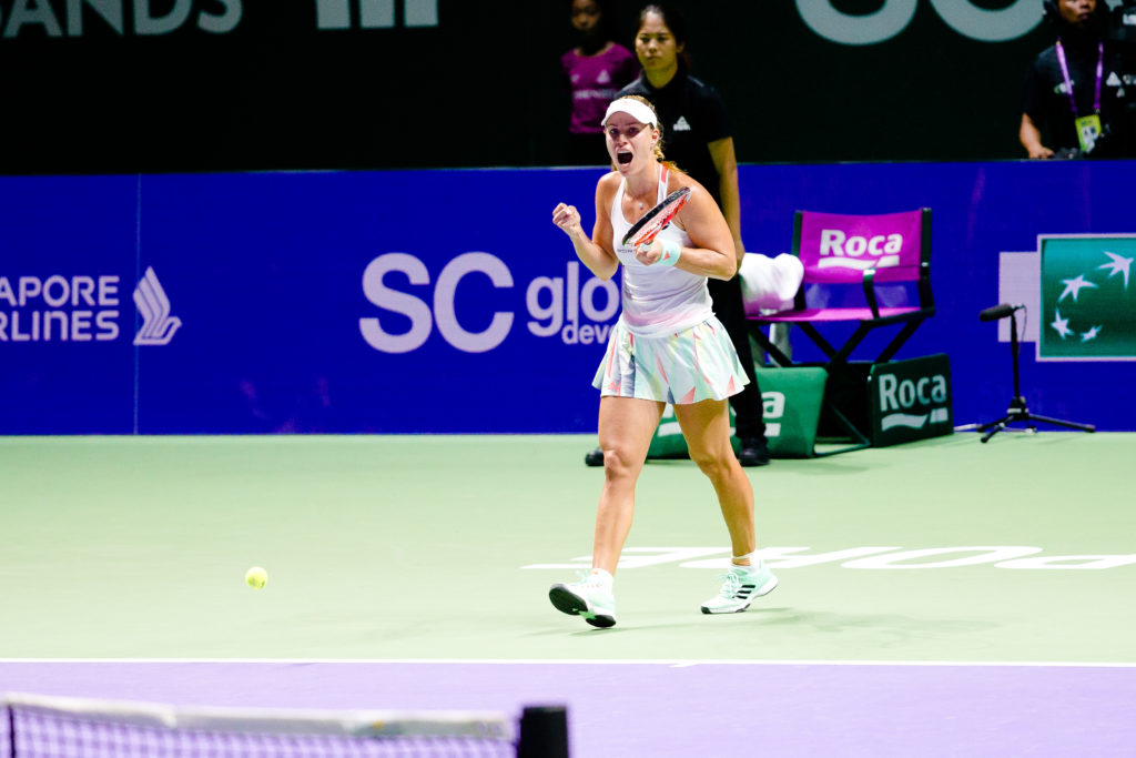 Die Weltranglistenerste Angelique Kerber während ihres Auftakteinzels gegen Dominika Cibulkova bei den WTA Finals 2016 in Singapur / Tennis / Damen /2016 / Saisonabschluss / Singapur / Südostasien / Halle / Indoor / Hartplatz / SPO / Singapore Indoor Stadium / Weltmeisterschaft / Masters / Match