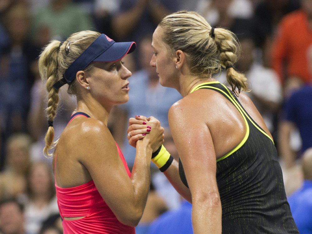Angelique Kerber (l.) leidet mit Petra Kvitova