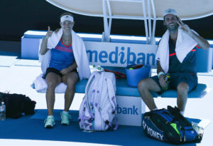 Fragen und Antworten zu den Australian Open: Trotz durchwachsenem Saisonstart gut gelaunt: Angelique Kerber und Torben Beltz in Melbourne.