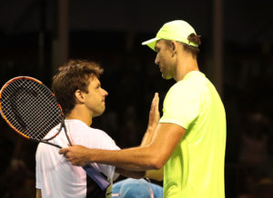 Gegenspieler Zeballos gratulierte Ivo Karlovic zum Sieg. Beiden zeigten eine tolle Partie.