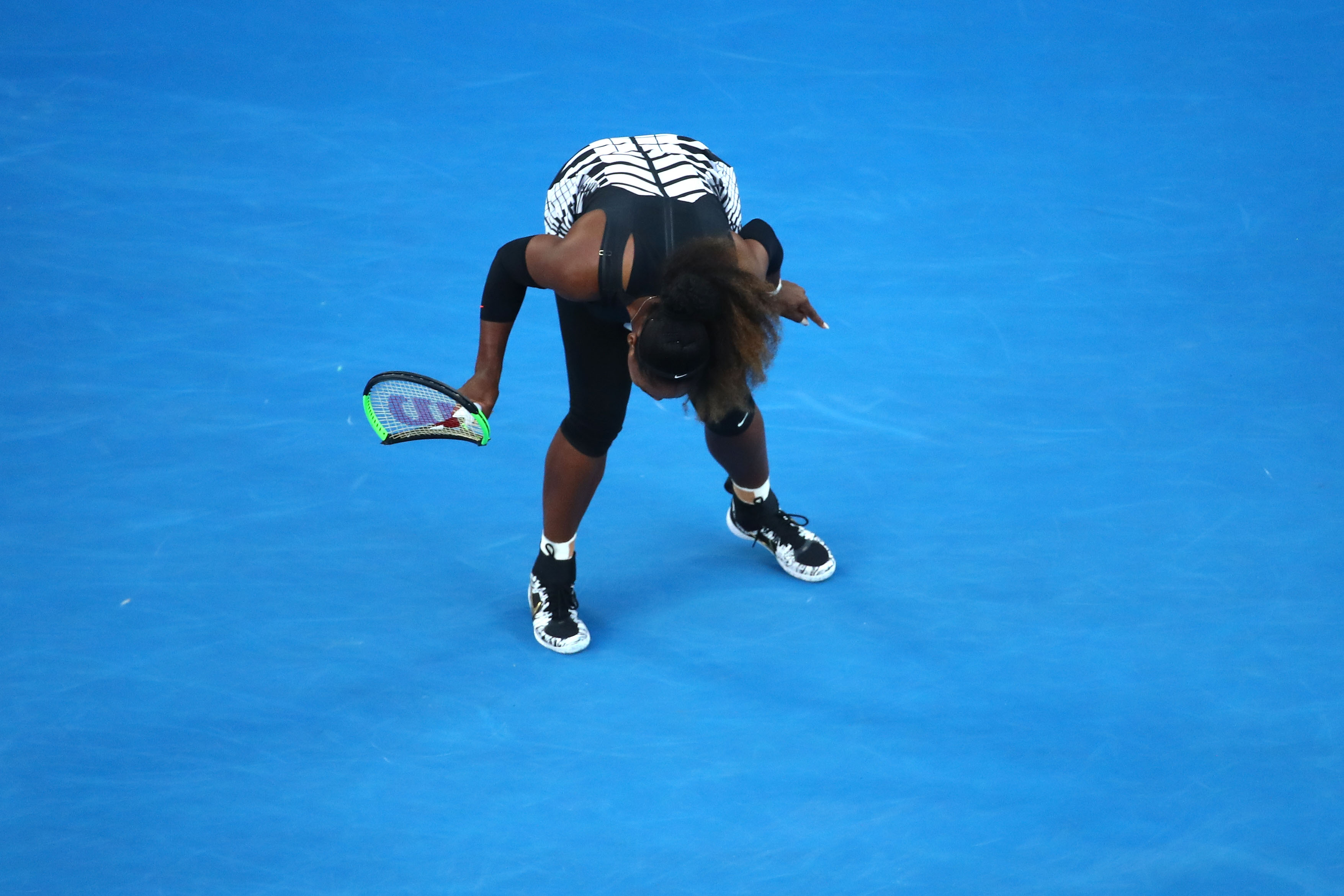 Gefrustet: Serena Williams zertrümmert ihr Racket bereits in der Anfangsphase des Matches.