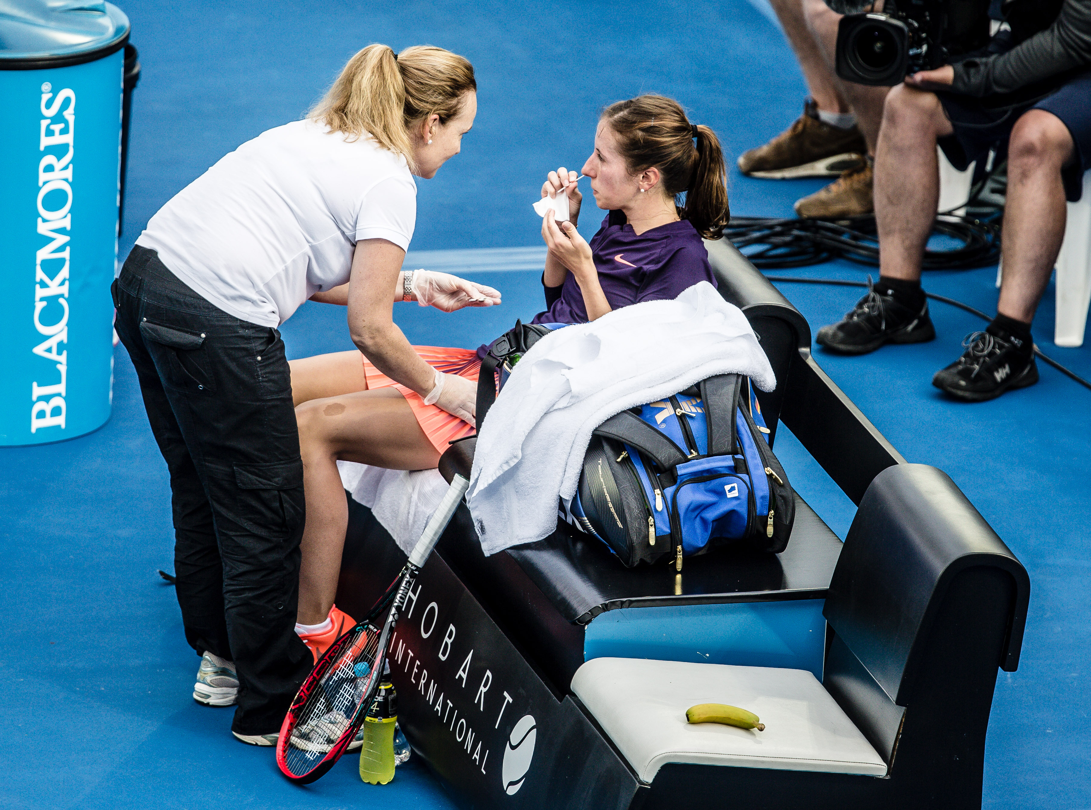 Annika Beck aus Bonn musste gleich zu Beginn des ersten Satzes eine Auszeit wegen Nasenbluten nehmen. WTA-Turnier in Hobart auf Tasmanien - 2017 / Tennis / Damen / Australien / Tasmanien / Hardcourt / SPO / WTA / Worldtour