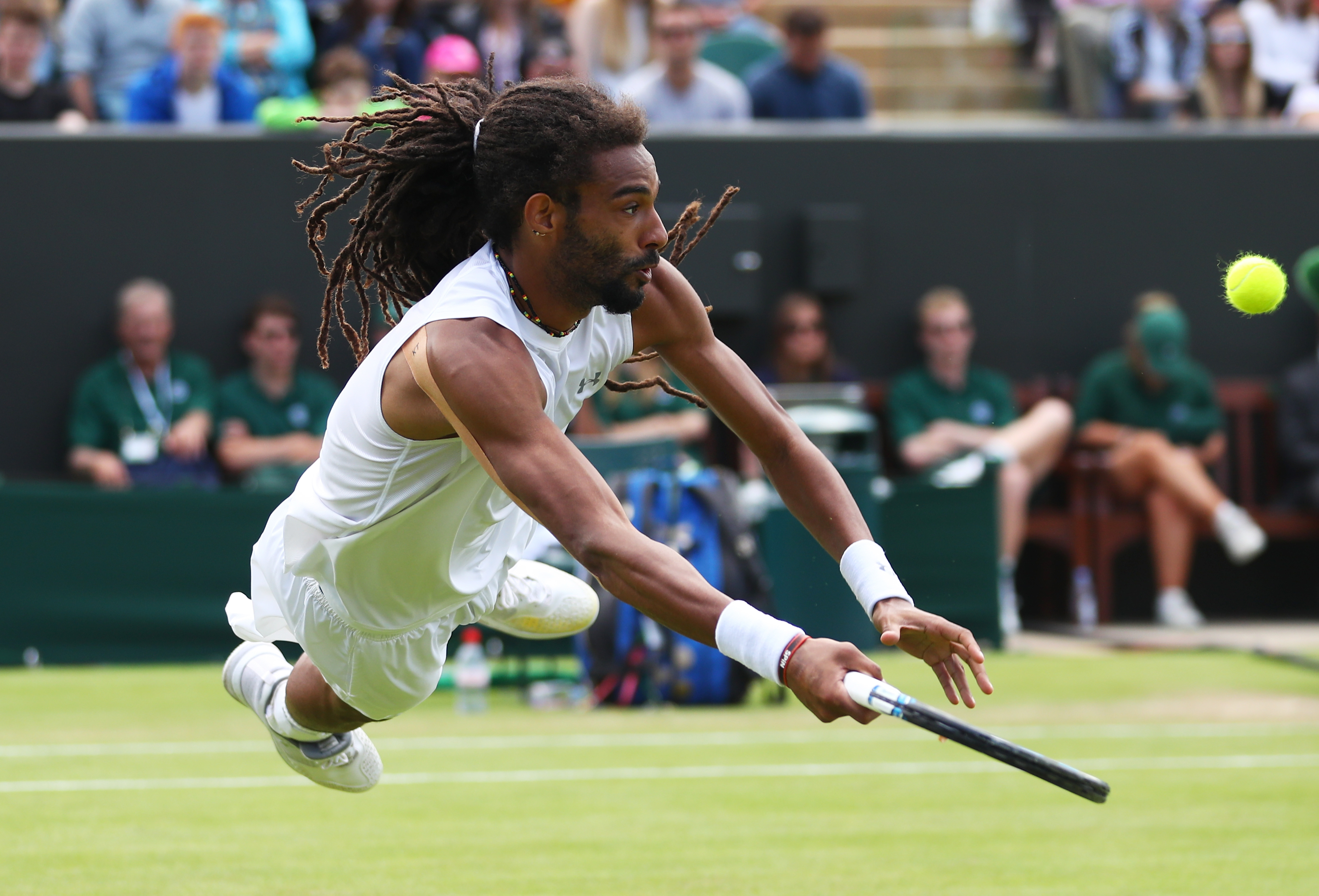 Dustin Brown bindet sich seine Dreadlocks mit einem Schnürsenkel zusammen.