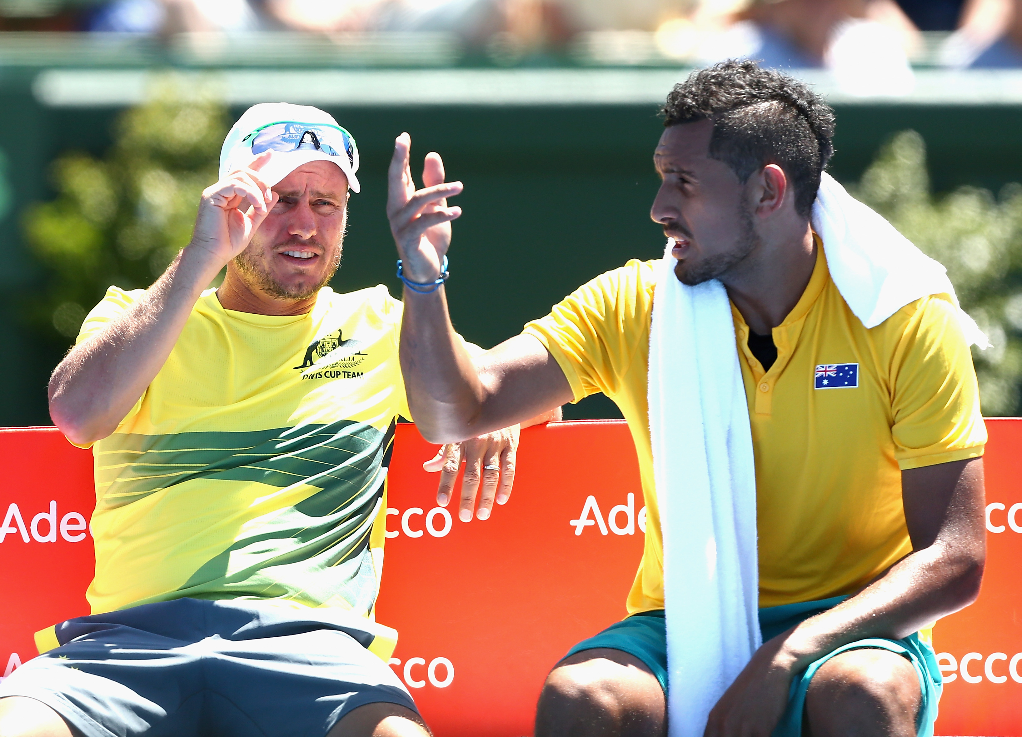 Teamchef Lleyton Hewitt (l.) unterhält sich mit seinem Topspieler Nick Kyrgios.