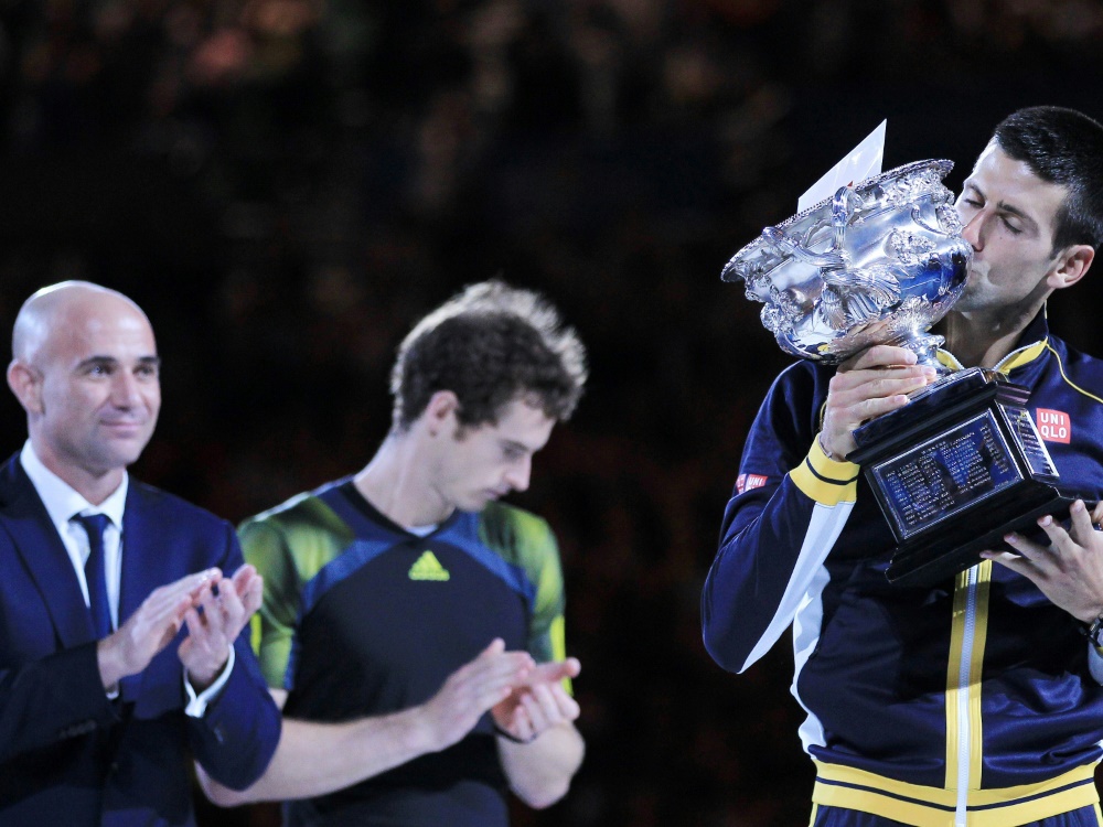 Andre Agassi (l.) trainiert künftig Novak Djokovic (r.)