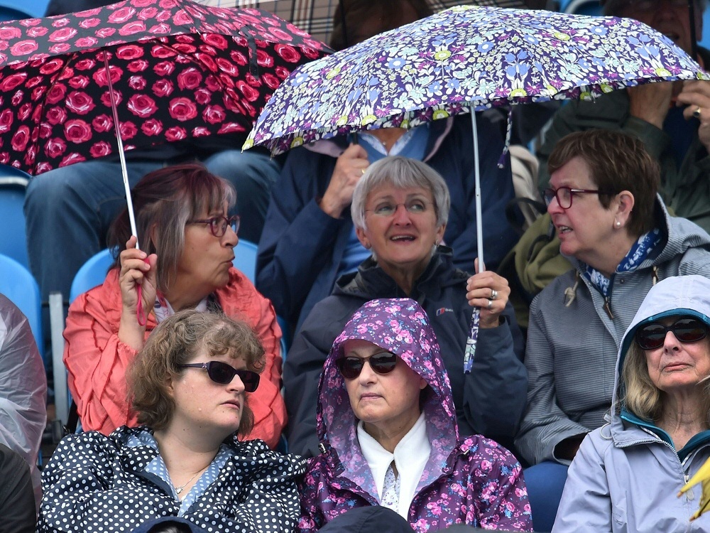 Die Fans in Eastbourne harrten Vergebens im Regen aus
