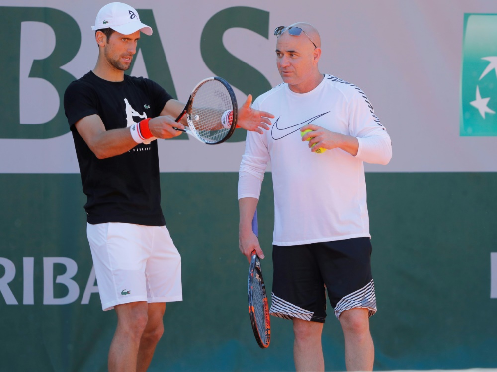 Agassi (r.) bleibt weiterhin im Djokovic-Team