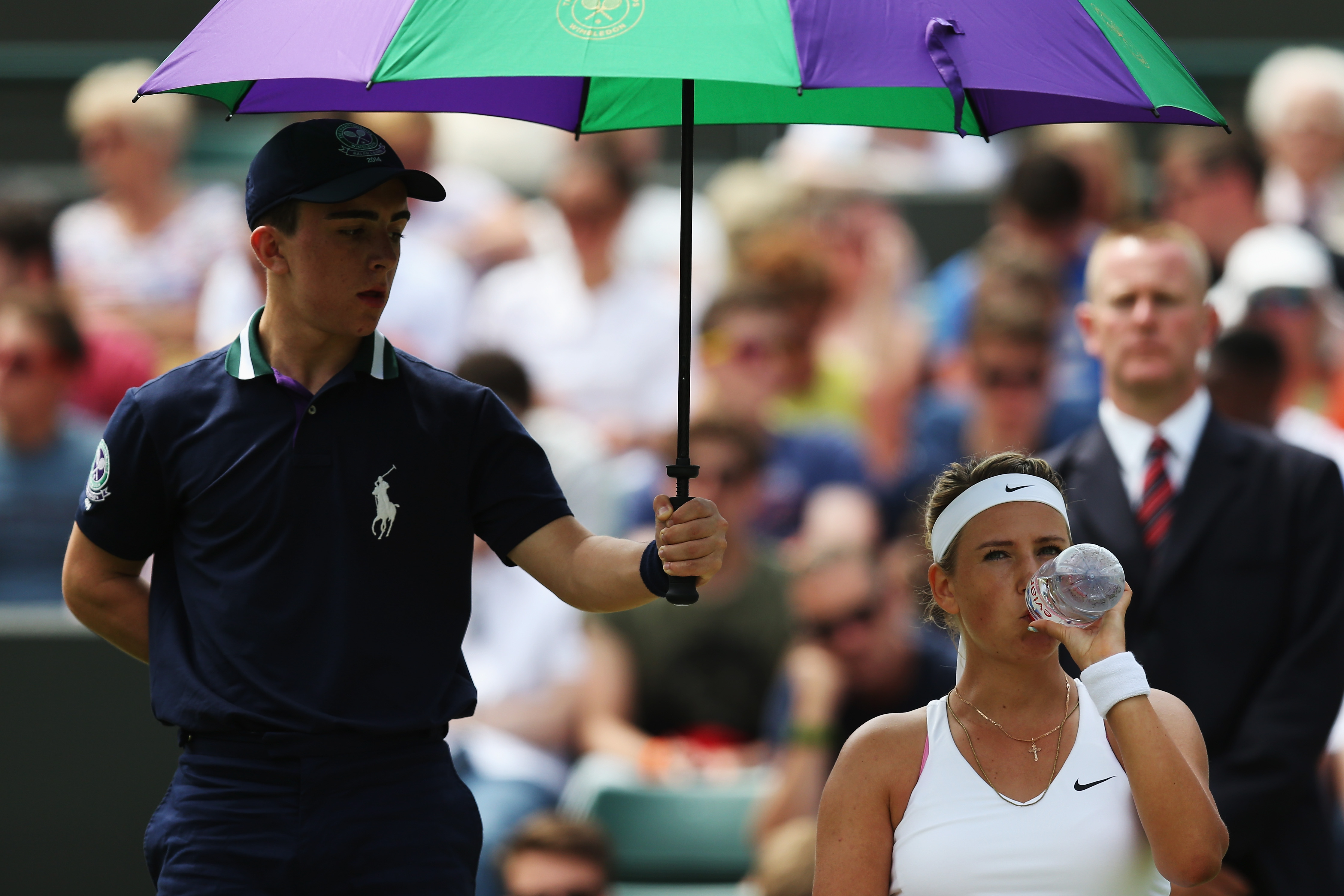 Alle im Blick: Während die Weißrussin Voctoria Azarenka einen Schluck aus der Wasserflasche nimmt, muss der Balljunge stets fokussiert bleiben.