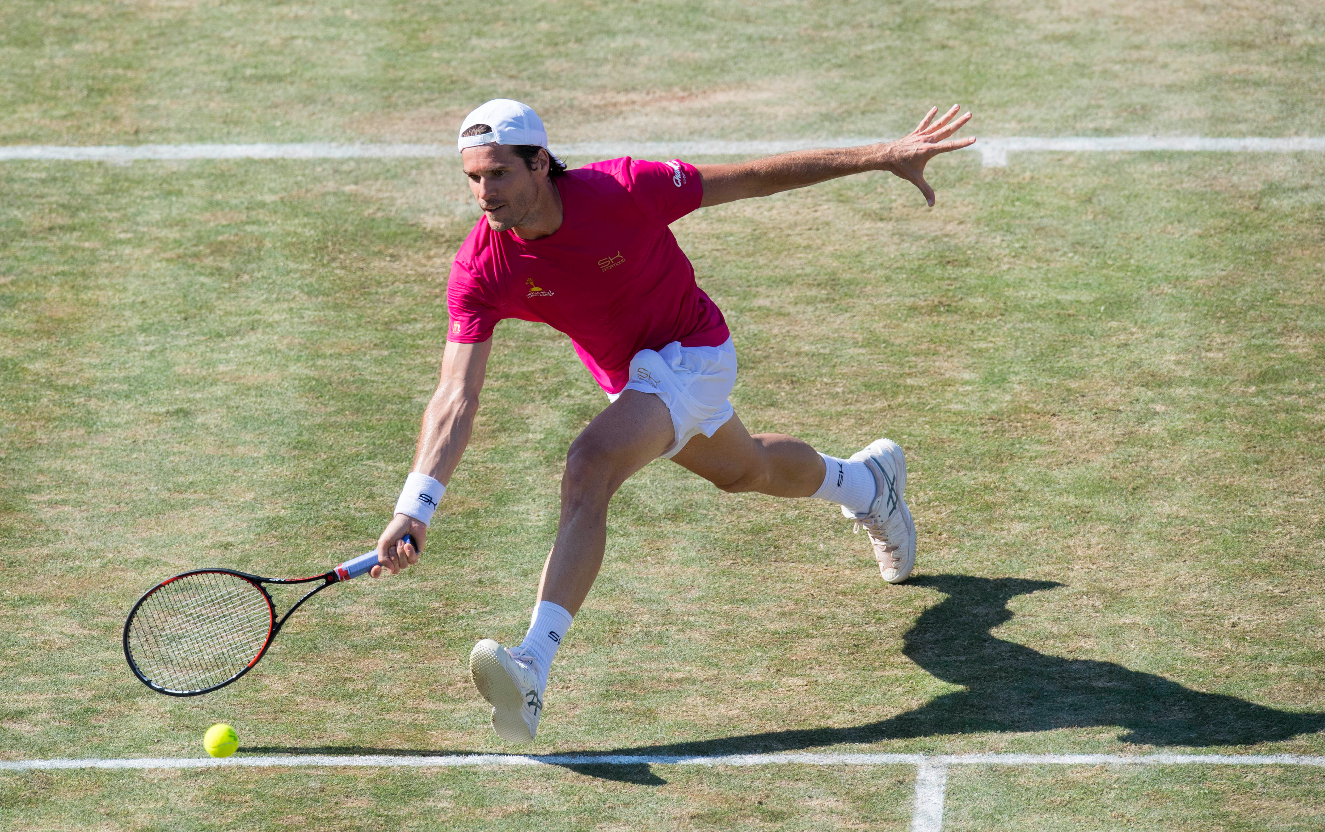 Tommy Haas gibt auf seiner Abschiedstournee alles. In Stuttgart gewann der 39-Jährige gegen Roger Federer.