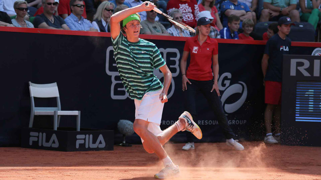 Alexander Zverev reaches his first ATP World Tour quarter-final by defeating Santiago Giraldo in Hamburg.