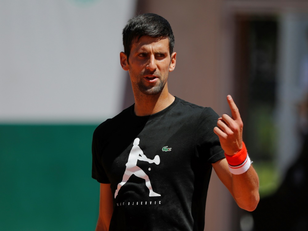 Er zeigt es an: Einen Tag muss Djokovic noch warten