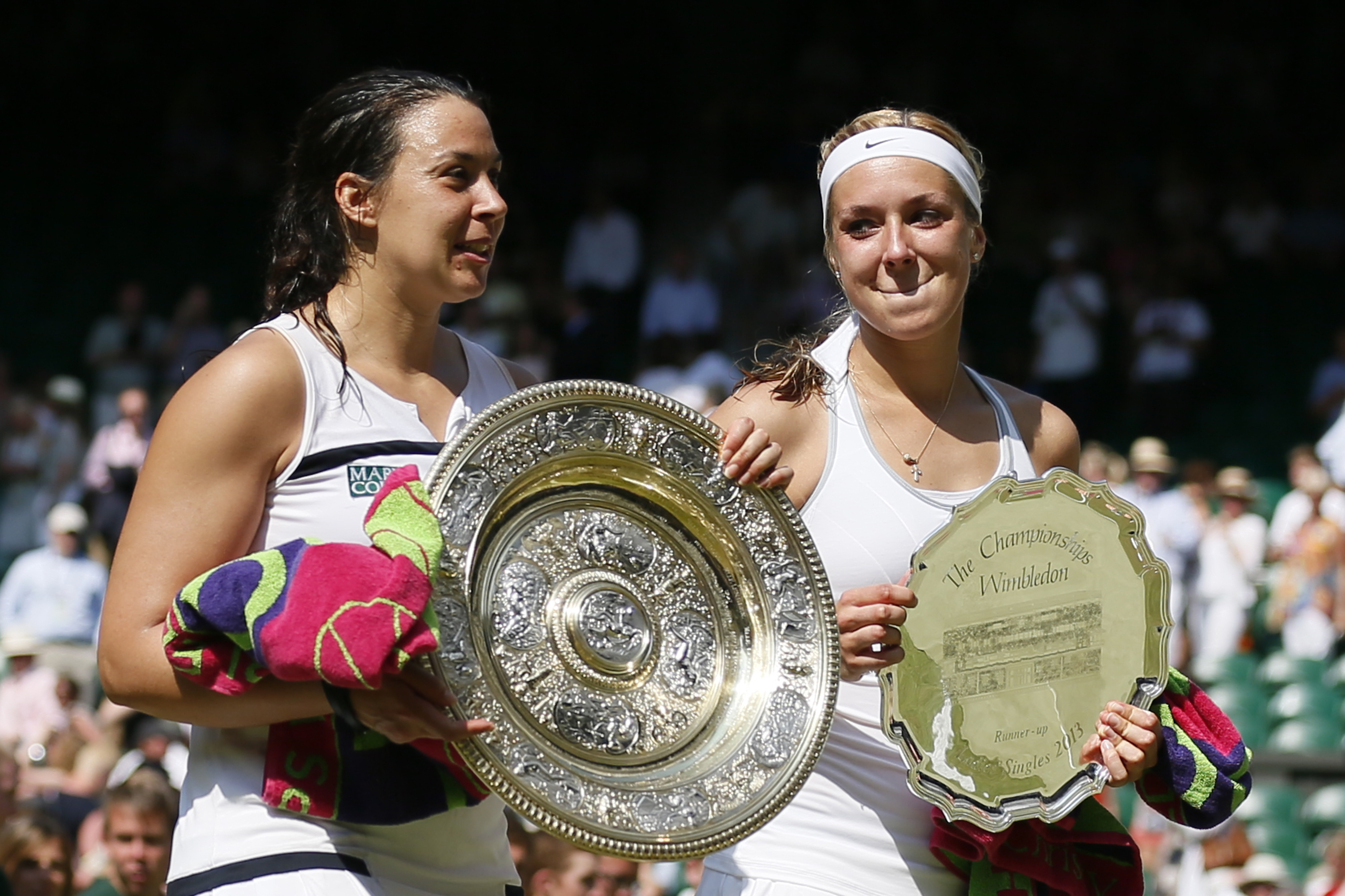 Sabine Lisicki (re.) stand 2013 im Finale von Wimbledon gegen die Französin marion Bartoli. Die Enttäuschung über die Finalniederlage konnte sie nicht verbergen.