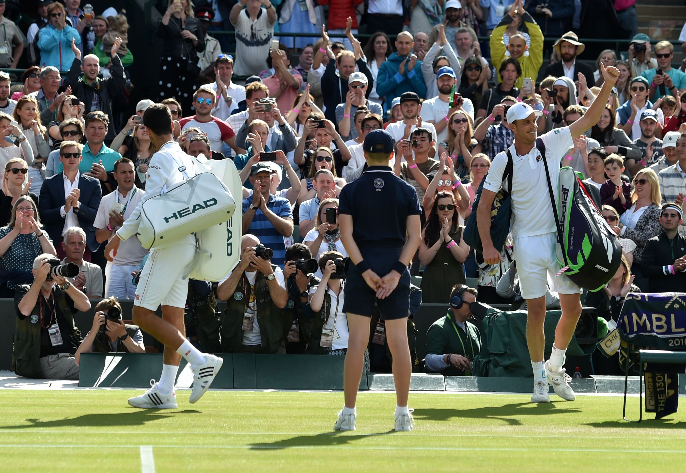 Des einen Freud, des anderen Leid: 2016 gewann Sam Querrey (re.) in der dritten Runde völlig überraschend gegen Novak Djokovic (li.).