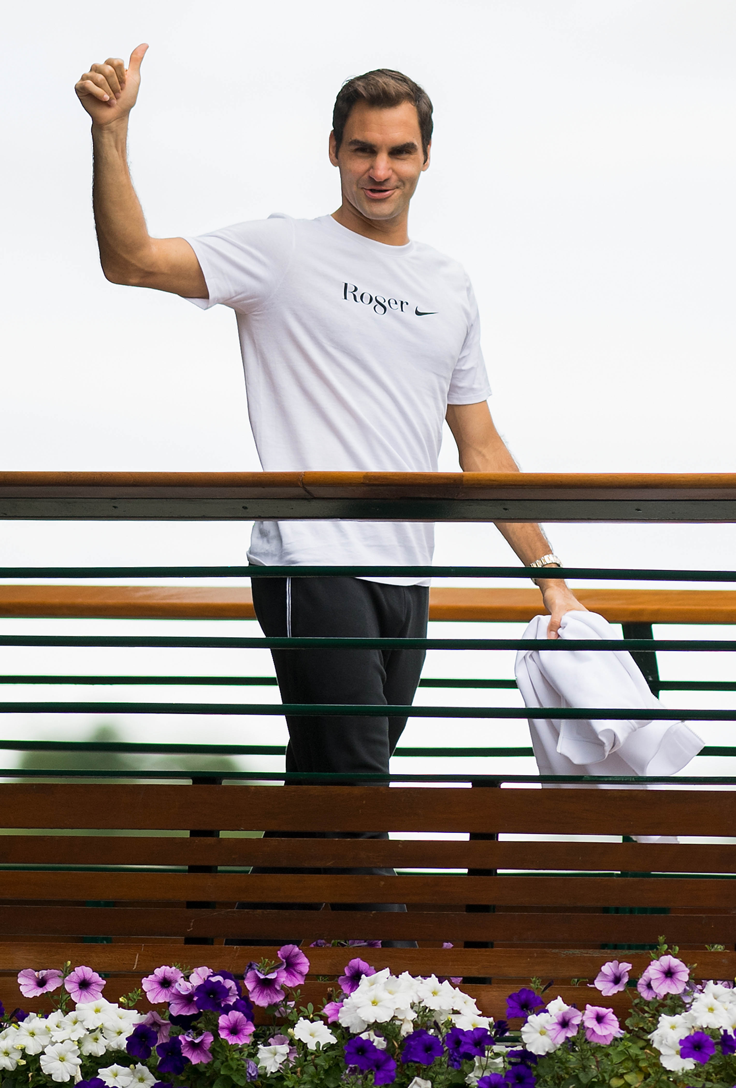 LONDON, ENGLAND - JULY 16: Roger Federer of Switzerland acknowledges the crowd after the Gentlemen's Final against Marin Cilic of Croatiaon day thirteen of the Wimbledon Lawn Tennis Championships at the All England Lawn Tennis and Croquet Club on July 16, 2017 in London, England. (Photo by David Ramos/Getty Images)