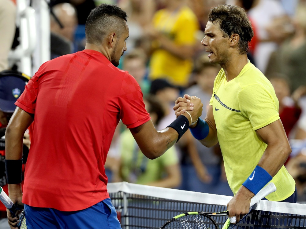 Nadal (r.) gratuliert Kyrgios zum Sieg