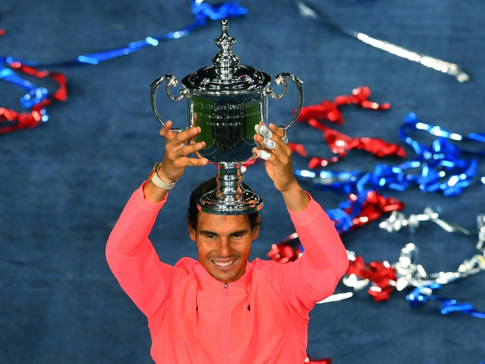Rafael Nadal mit der US-Open-Trophäe