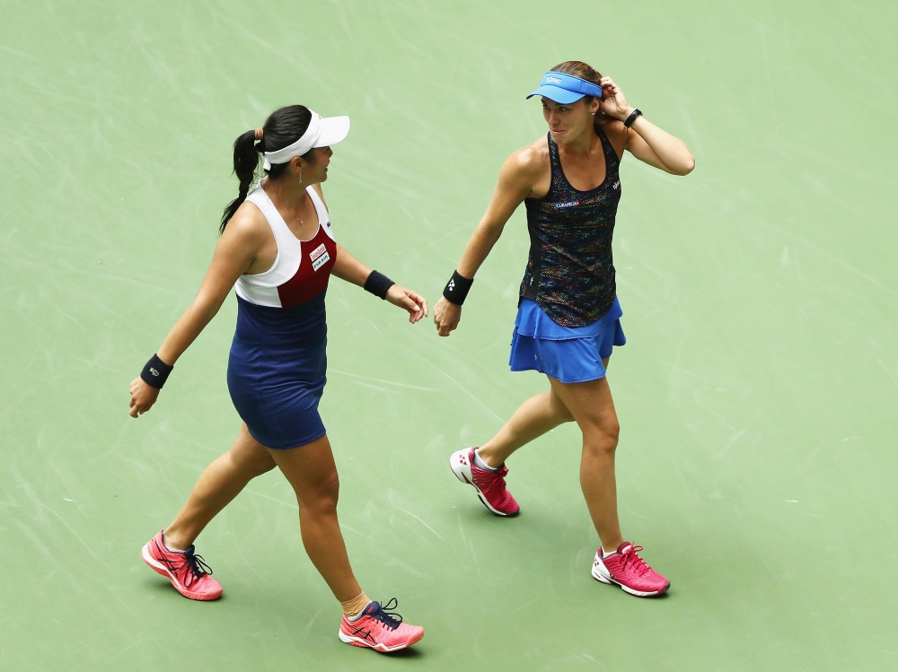 Martina Hingis (r.) mit Doppelpartnerin Chan Yung-Jan