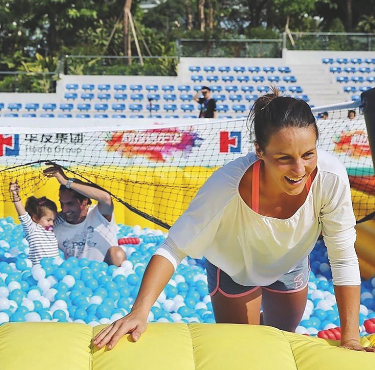 Tatjana Maria mit ihrer Familie im Bällebad