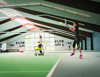 Gewinnt eine Woche an der First Line Tennis Academy