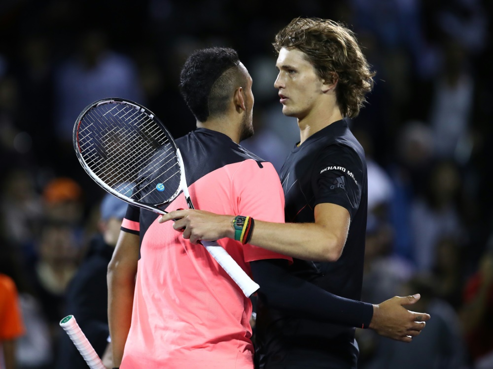 Zverev (r) besiegte Kyrgios in zwei Sätzen