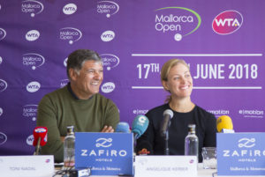 Angelique Kerber und Turnierdirektor Tony Nadal. Credit: Mallorca Open/Gaby Bianco