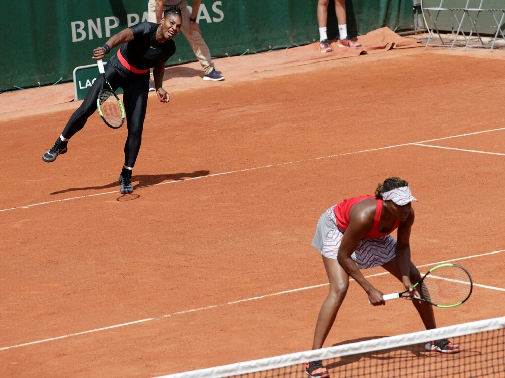 Serena Williams (l.) mit Schwester Venus in Runde zwei