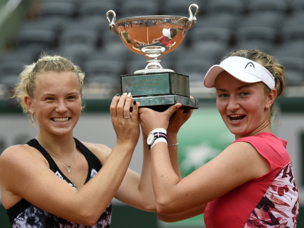 Siniakova (l.) und Krejcikova gewinnen Titel im Doppel