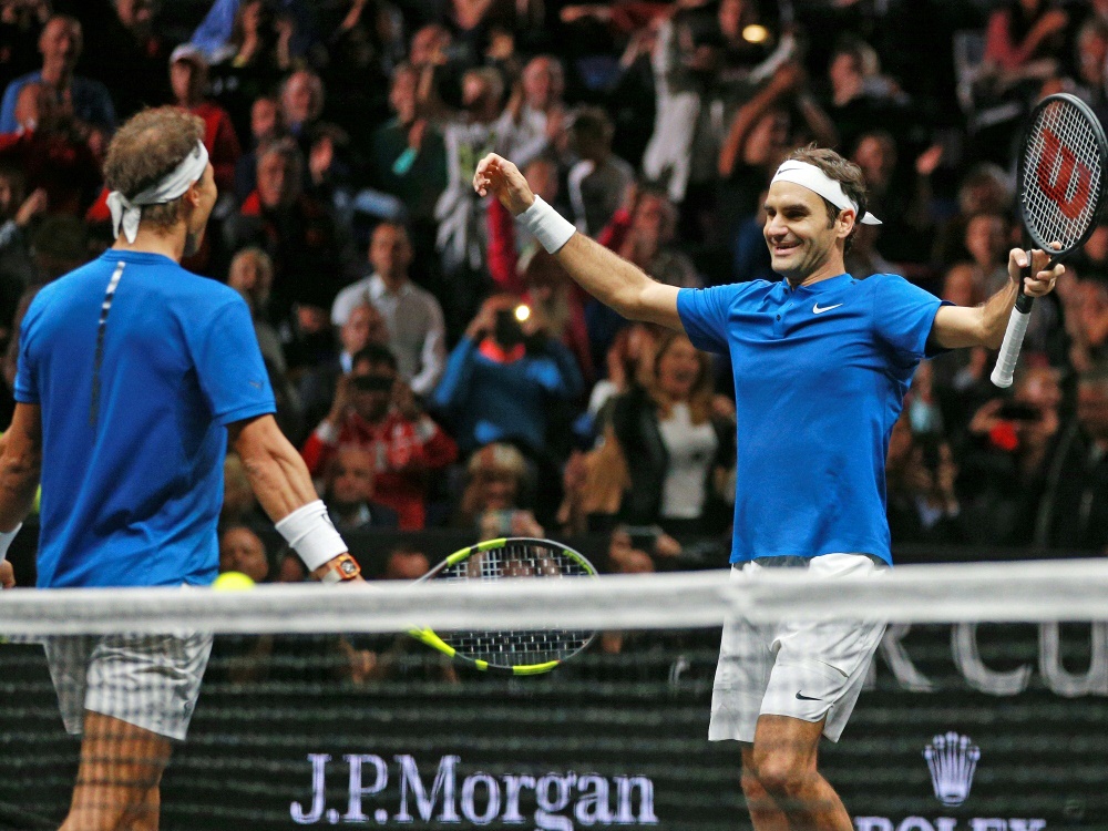Roger Federer (r.) verneigt sich vor Rafael Nadal