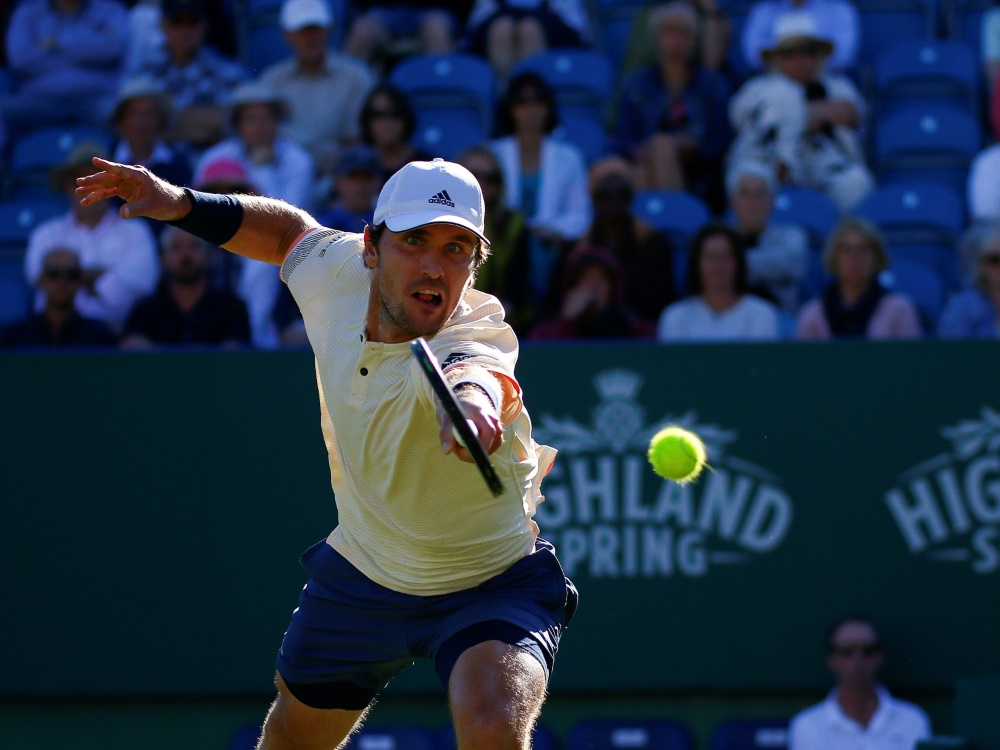 Zverev (Foto) unterliegt Isner am Ende in drei Sätzen