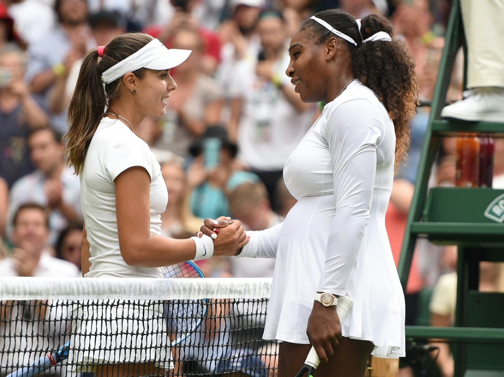 Serena Williams (r.) schlägt Tomowa in nur 66 Minuten