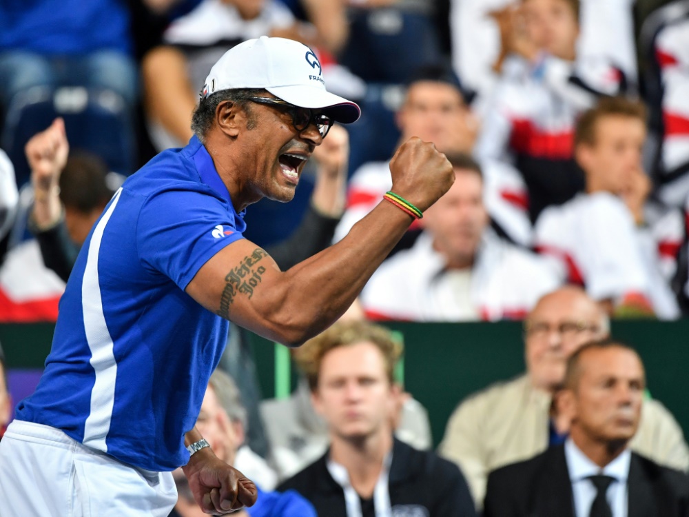 Frankreichs Kapitän Yannick Noah feiert den Finaleinzug