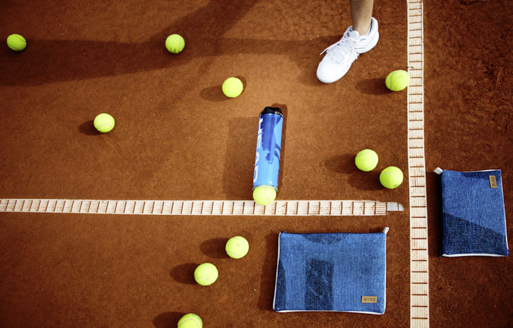 LOVE40 blau on court