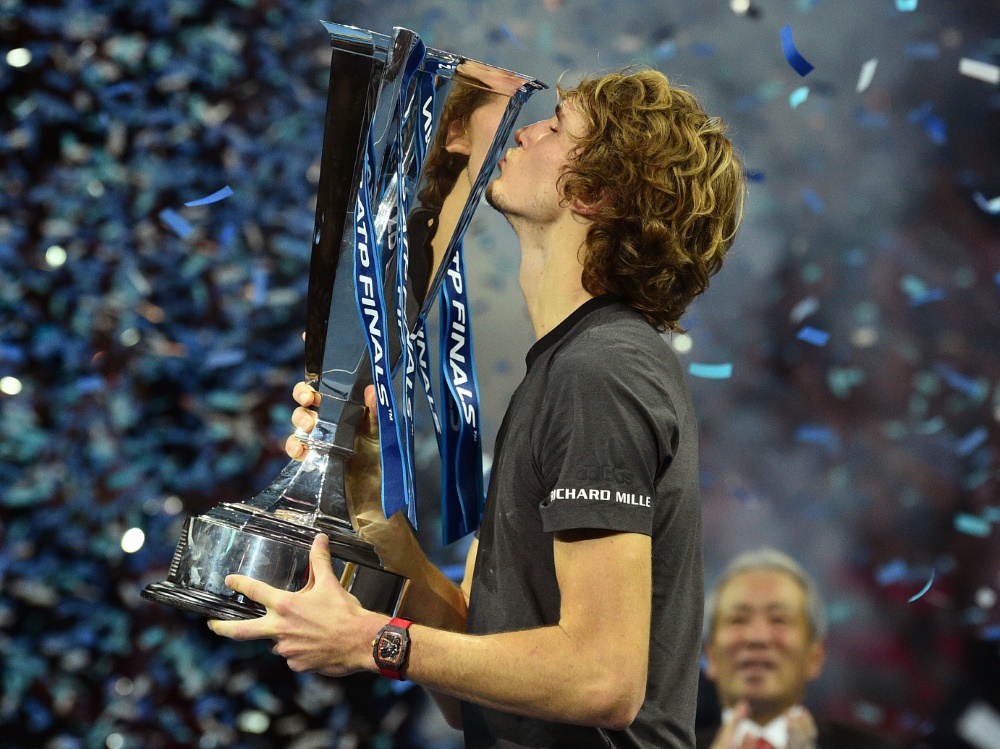 Alexander Zverev feiert seinen Sieg gegen Novak Djokovic