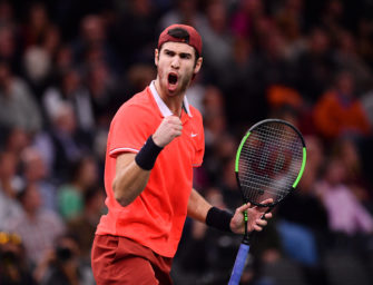 Überraschung in Paris: Russe Khachanov schlägt Djokovic