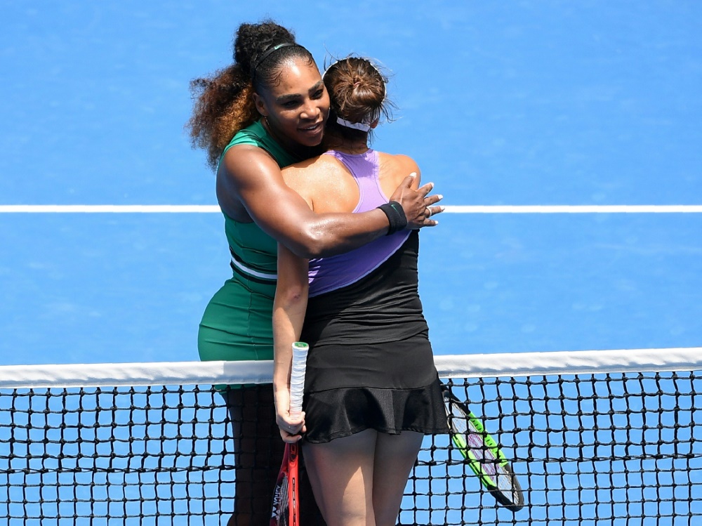 Serena Williams umarmt Tatjana Maria