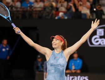 Sharapova schlägt Titelverteidigerin Wozniacki